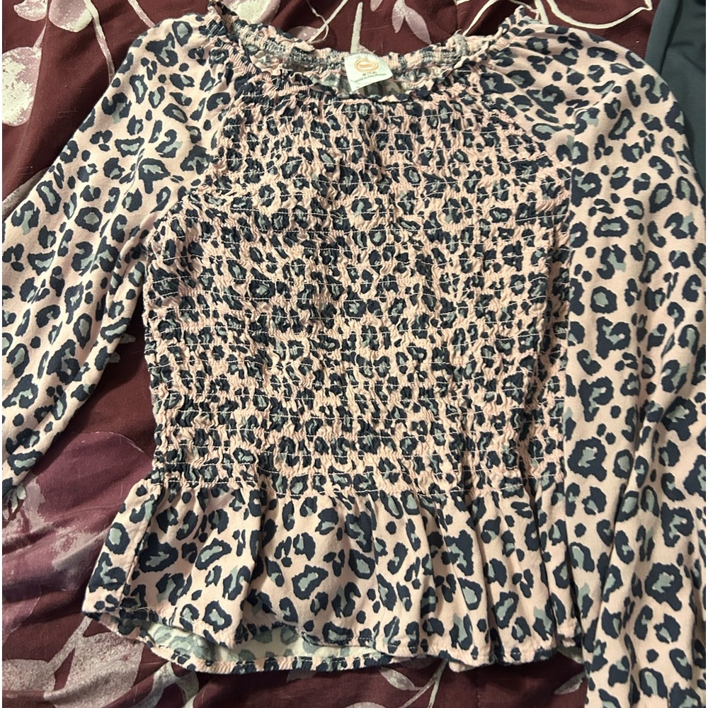 Little Girl’s Pant Set. Pink and Leopard Print Top and Gray Pants. Size M (7/8)